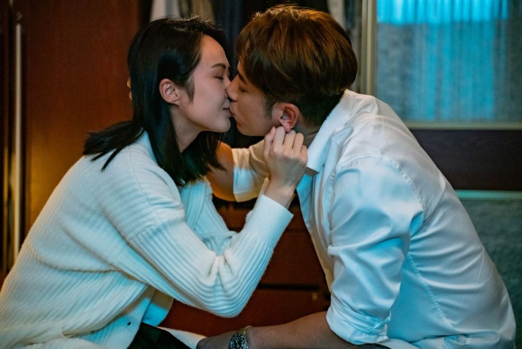 起初都還很恩愛，有咀嘴鏡頭。