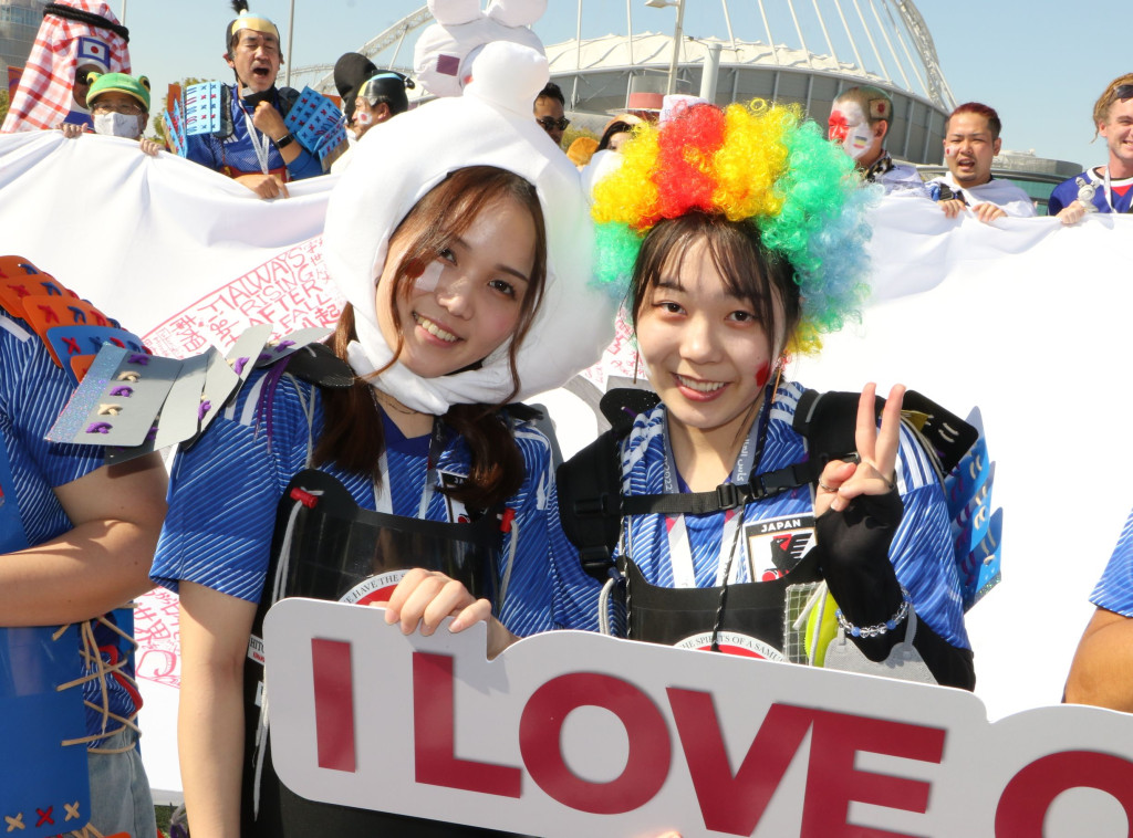 日本球迷悉心打扮入場支持愛隊。王嘉豪攝