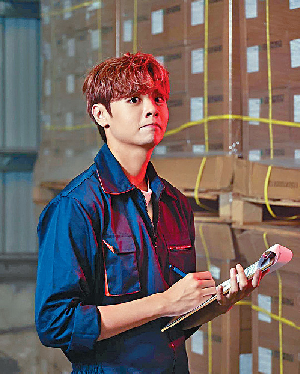 ■新歌MV中,Archie演繹為體驗生活到貨倉做搬運的大學生。 ■新歌MV中,Archie演繹為體驗生活到貨倉做搬運的大學生。