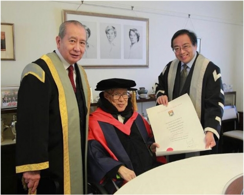 余叔韶獲港大頒授名譽法學博士學位。資料圖片