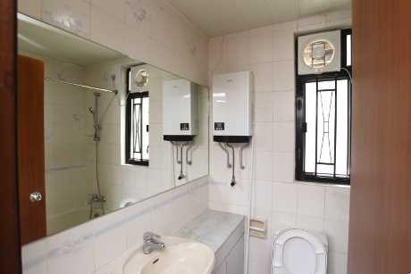 浴室設有抽氣扇及窗戶，可抽走污濁空氣。