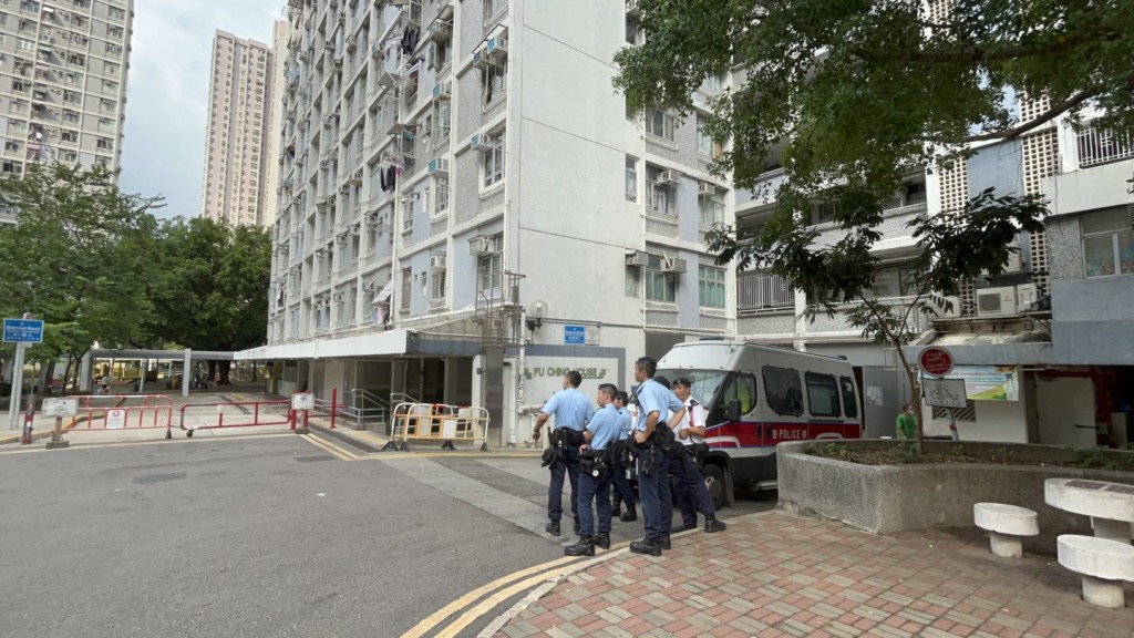  警方封鎖大窩口邨富靜樓對開進行調查。