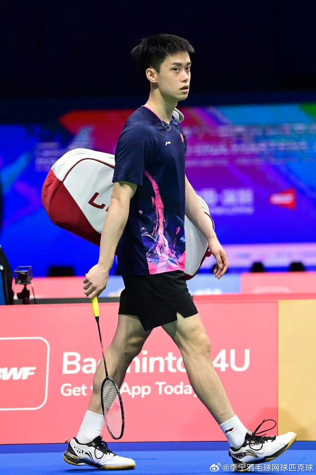 吴英伦以直落两局21:16击败来自印尼的世界“一哥”基士堤(Jonatan Christie)。微博图