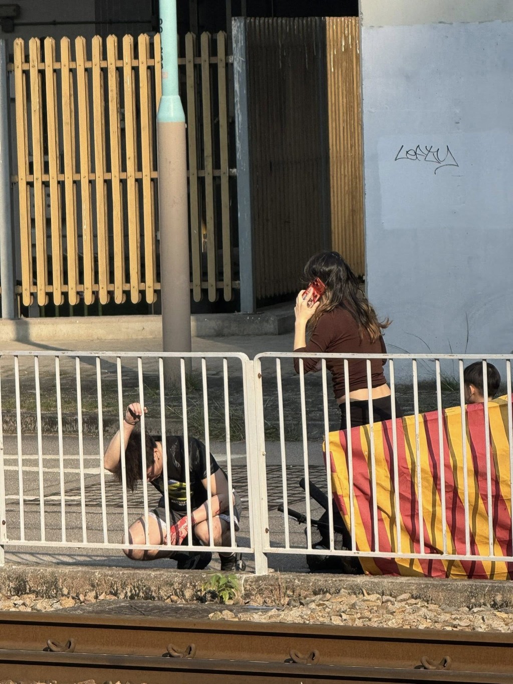 一家三口倒地受傷。FB:Alex Kwok@香港交通及突發事故報料區 一家三口倒地受傷。FB:Alex Kwok@香港交通及突發事故報料區