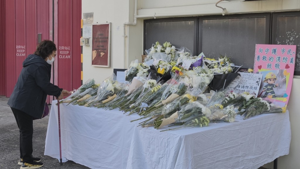 有市民到場鞠躬獻花致意。 有市民到場鞠躬獻花致意。