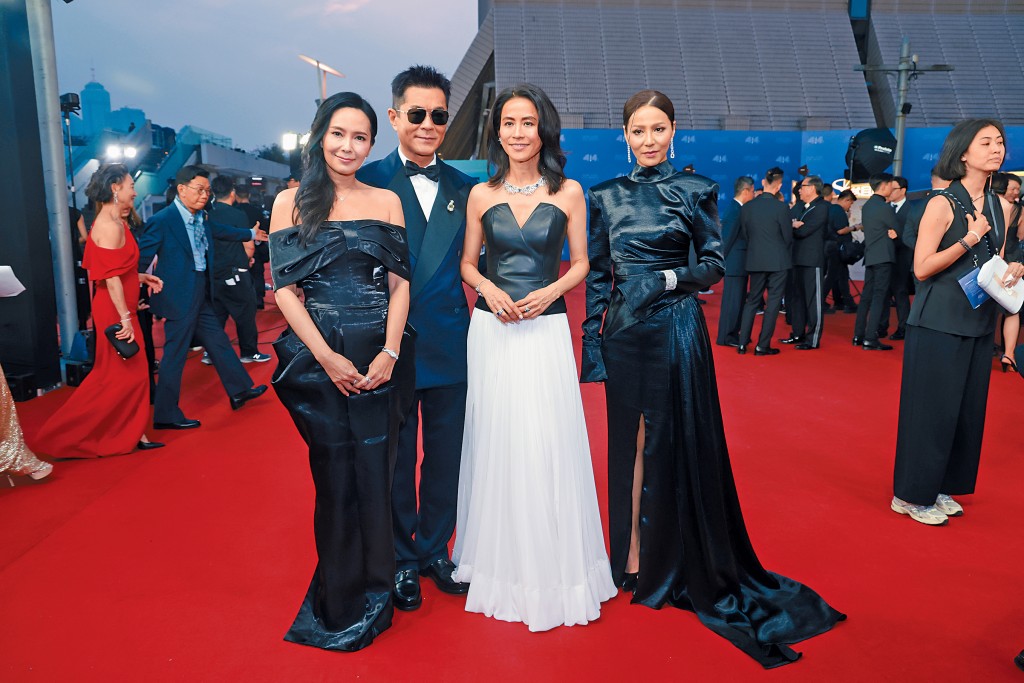 古天乐率《寻秦记》三位女主角宣萱、郭羡妮、滕丽名以黑白造型行红地毯。