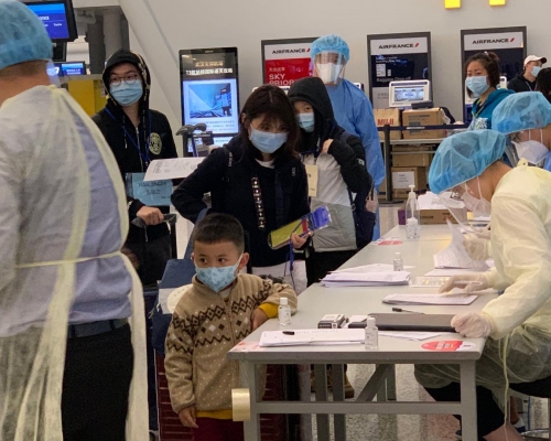第二班包機港人陸續到達機場。