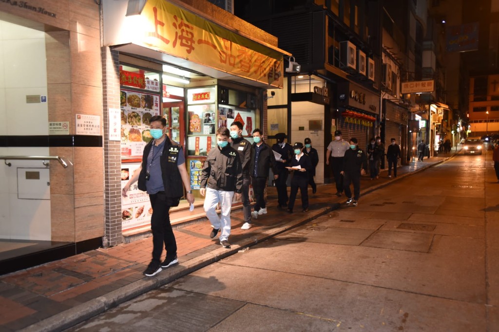 警方及食環署突擊巡查夜總會。