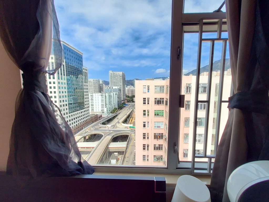單位外望開揚市景。