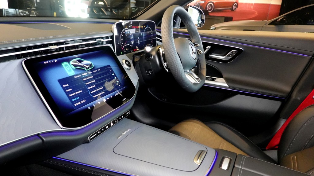 平治Mercedes-AMG E 53 HYBRID 4MATIC+登場：內配高清彩色數碼儀錶板與觸控中央屏幕。