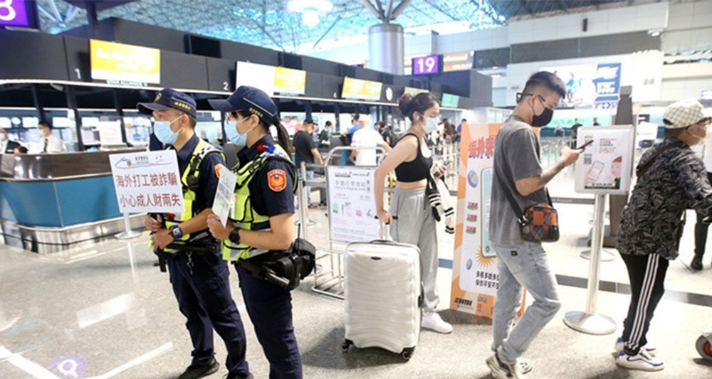 台灣警員在機場提醒到東南亞的旅客要小心海外打工陷阱。資料圖片