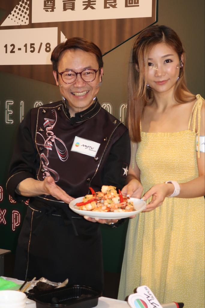 簡淑兒幫張錦祥即場炮製美食。