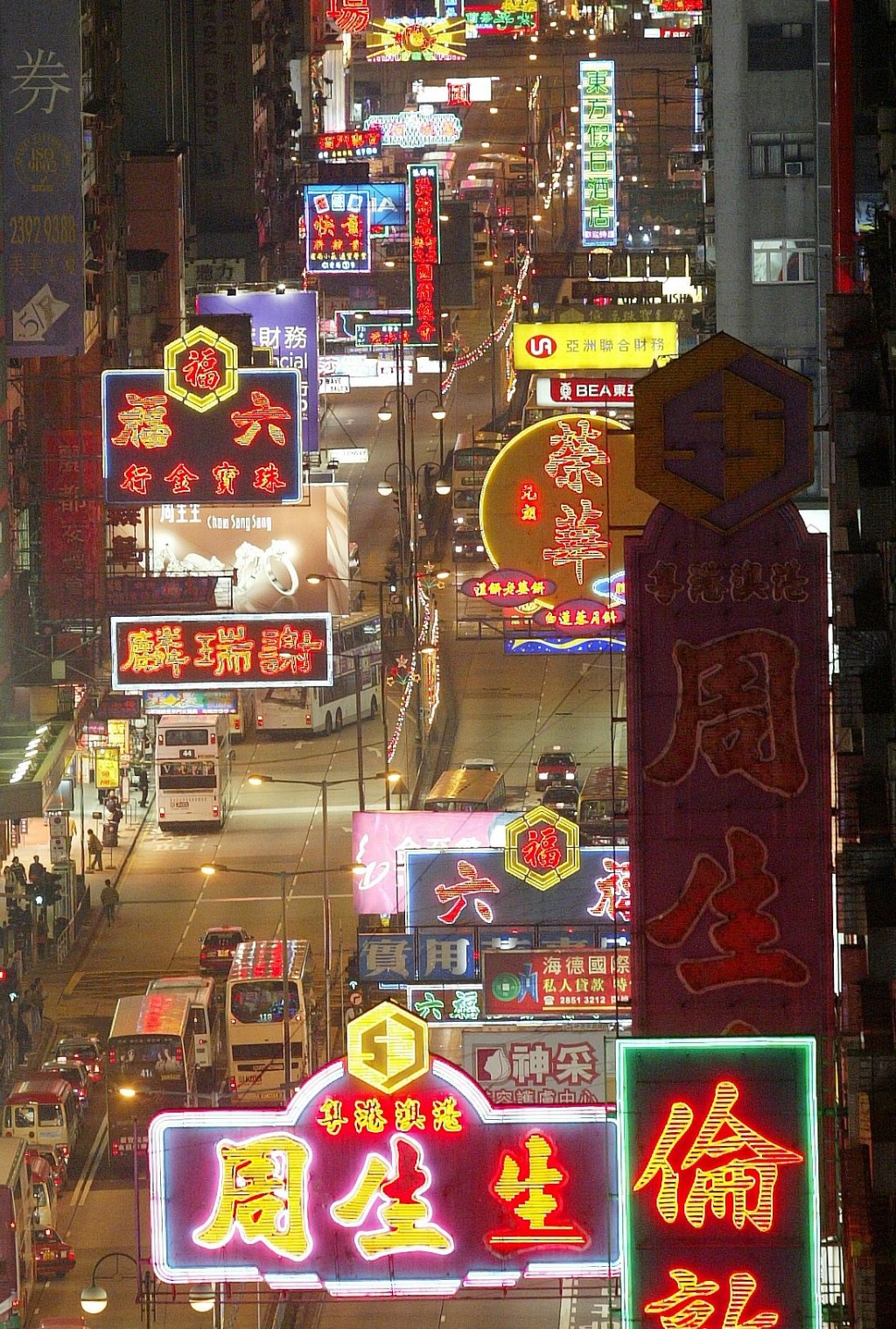 香港獨特的地理環境，造就了密密麻麻的霓虹燈景觀。