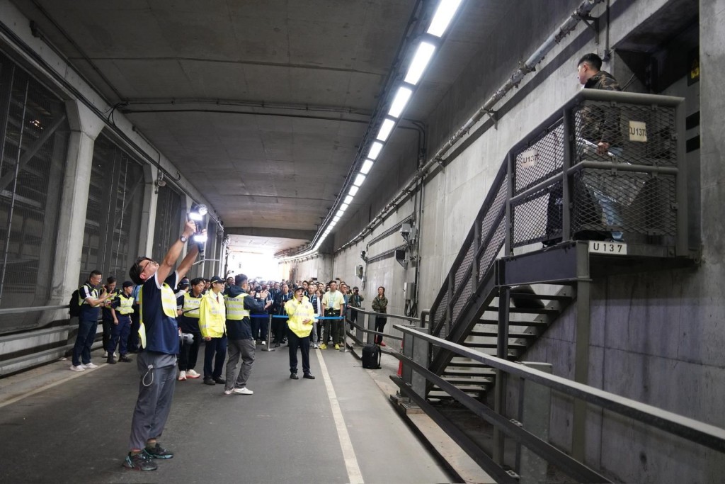 兩名激進分子企圖干擾港鐡機場鐵路運作。