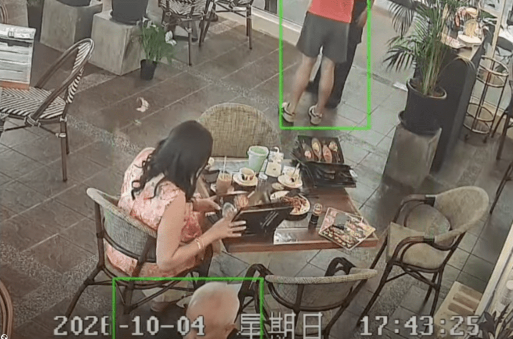 男食客拿着餐點向店員投訴，聲稱炒粿條內有毛髮。