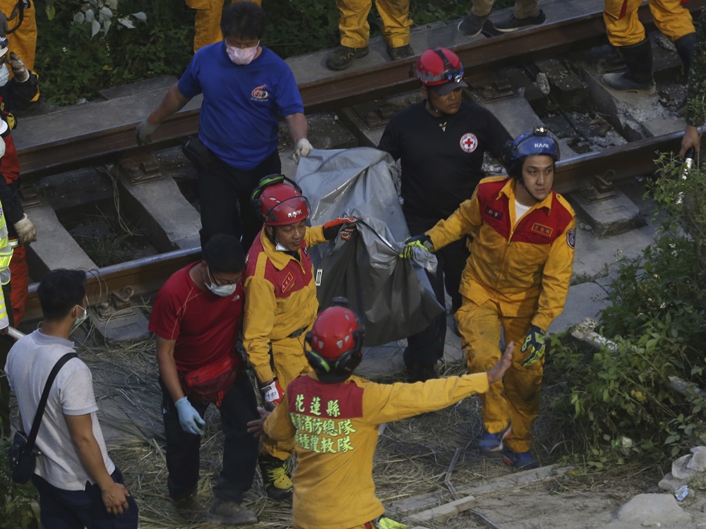 台鐵太魯閣號出軌事故共造成49人罹難。AP資料圖片