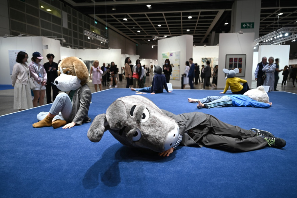 《Art Basel香港2023》韓國藝術家金泓錫創作七個頭戴動物面罩象徵現代社會不同年齡和職業的人的《沉默的孤獨》（EN7）