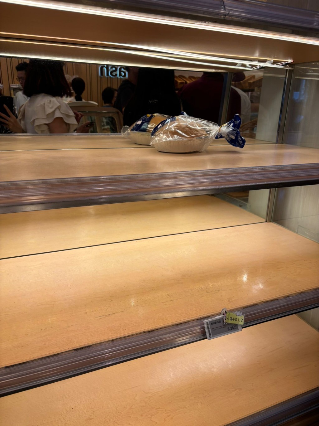 店內部分貨架亦經已被搶購一空。讀者提供 店內部分貨架亦經已被搶購一空。讀者提供