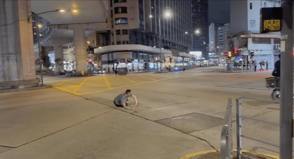 的士司機立即起身再追向單車男。網上片段截圖 的士司機立即起身再追向單車男。網上片段截圖