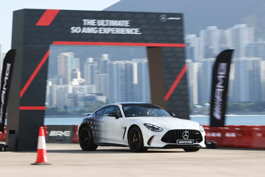 香港车手欧阳若曦驾驶AMG GT 63，载同车迷进行绕圈示范。