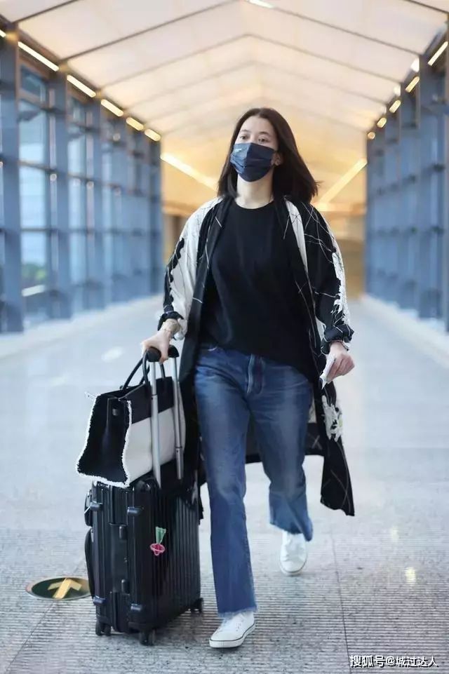袁咏仪是Hermès拥趸，图中的Birkin Bag二手价约 $200,000。  ​