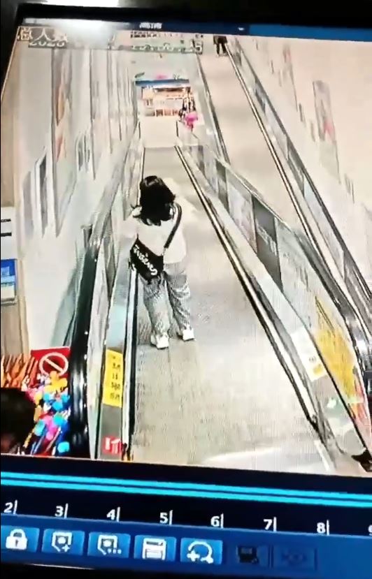 「洢諾」抱著5個月大女兒坐扶手電梯，遭玩具車從後炒飛。抖音