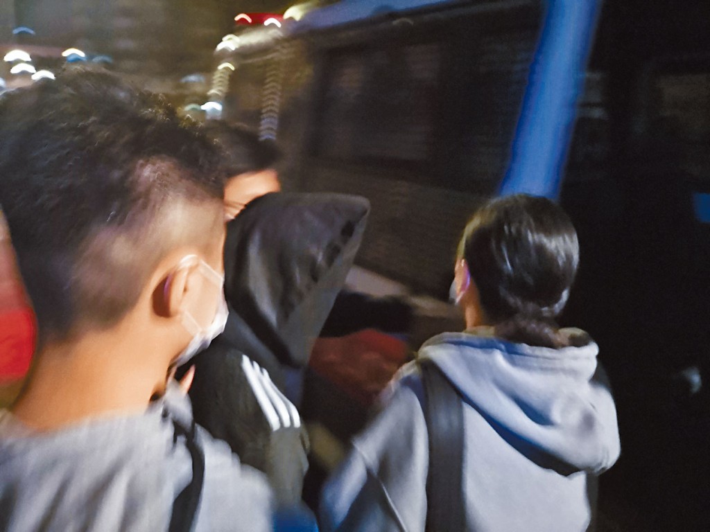 父母跳樓自殺後，兒子劉嘉維被帶署。