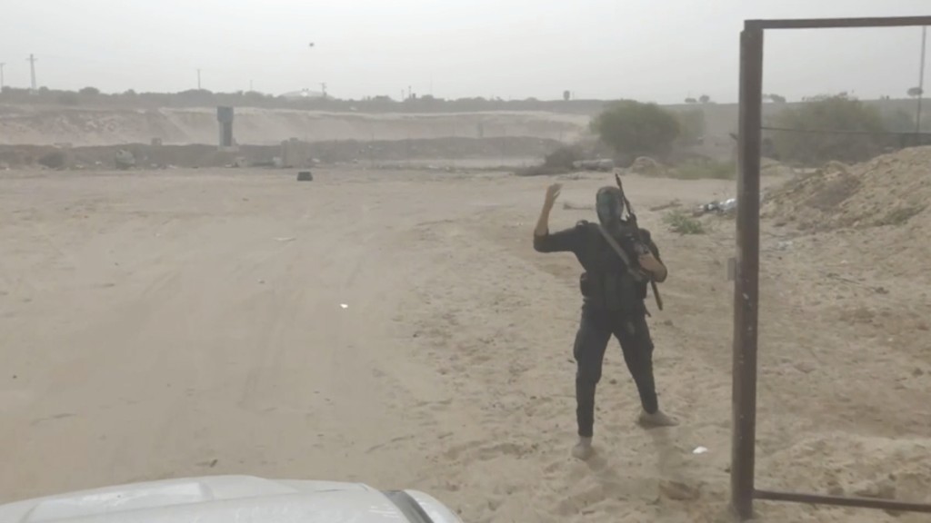 哈马斯近日发放武装分子在加沙南部进行实弹演练的片段。美联社