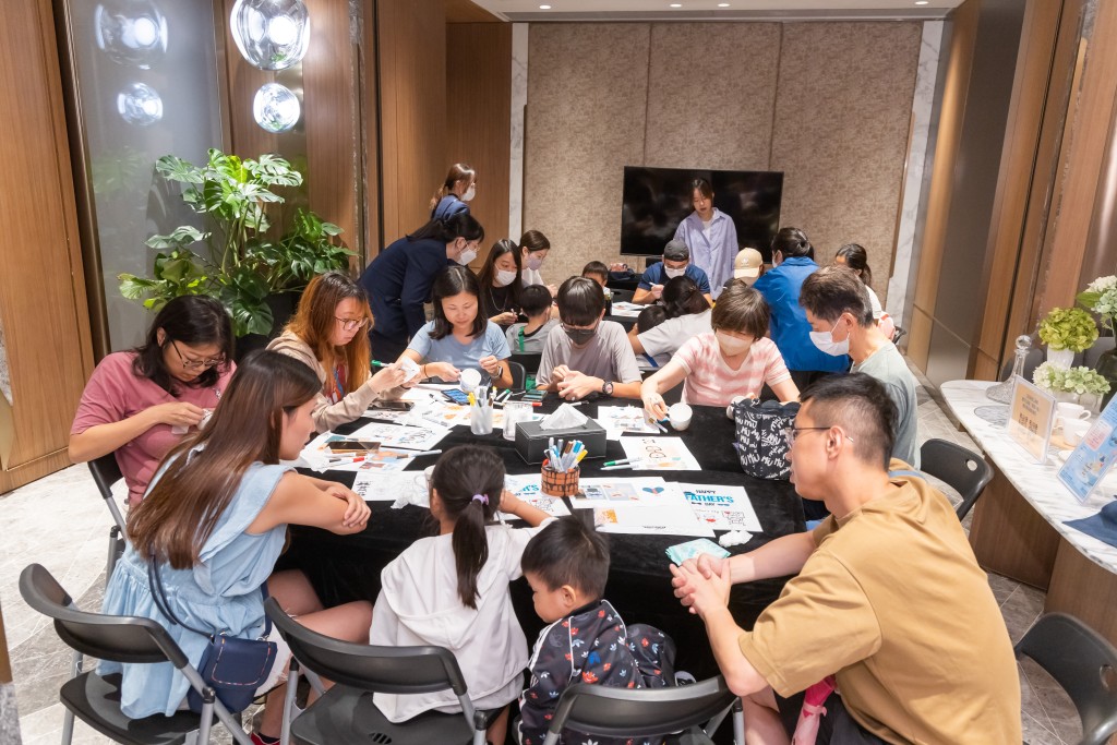 嘉华国际于周六（6 月 17 日）在旗下三个屋苑的住客会所，让住户「嘉」多一点创意，为爸爸亲手绘画独一无二的咖啡杯。