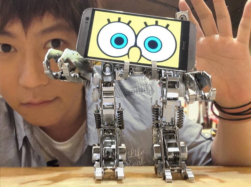 阿信上载与「海绵宝宝」的多张合照