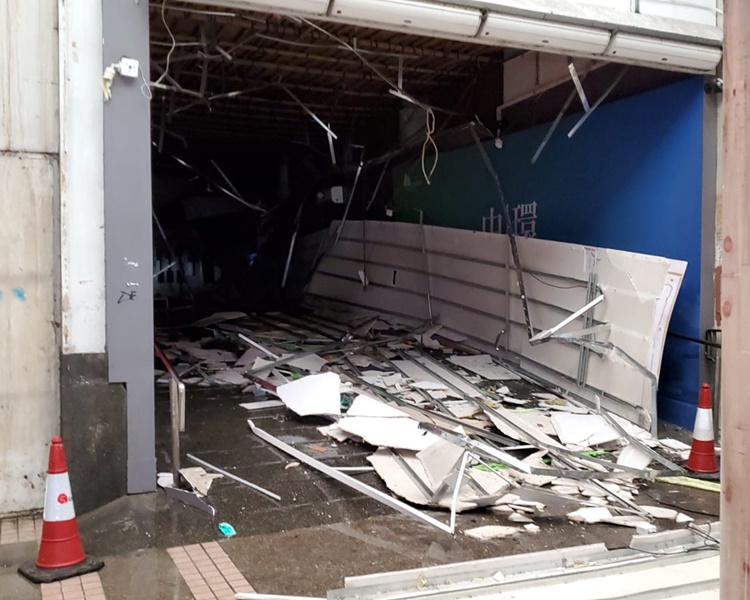 一幅約15乘5米的假天花塌下。楊偉亨攝