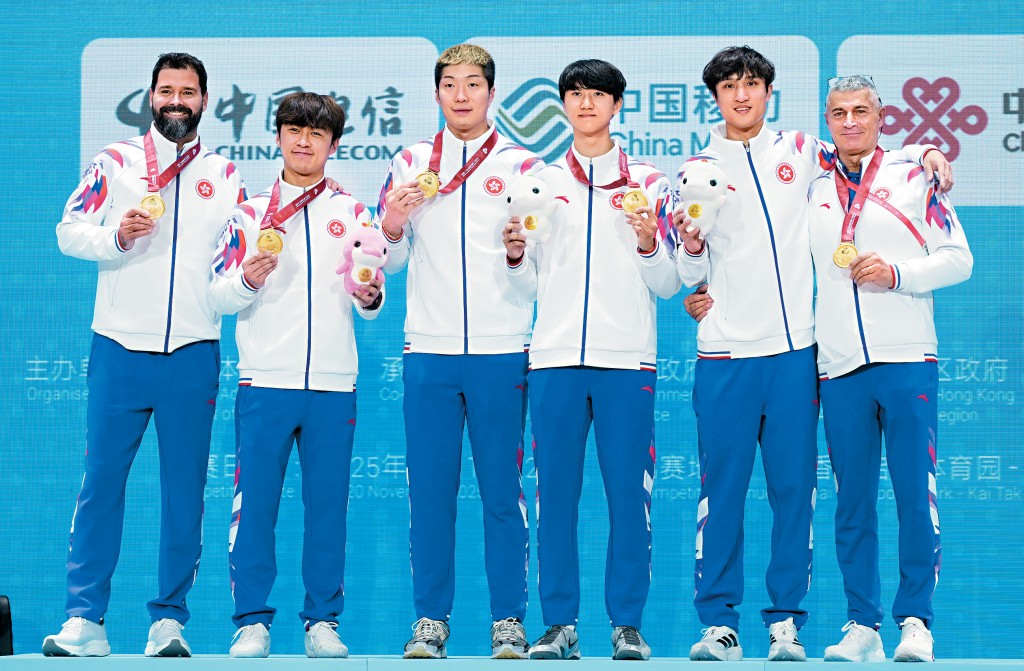 香港男子花劍隊大熱奪金。左起為主教練格連（Greg Koenig）、吳諾弘、張家朗、梁千雨、蔡俊彥和教練Maurizio Zomparelli。