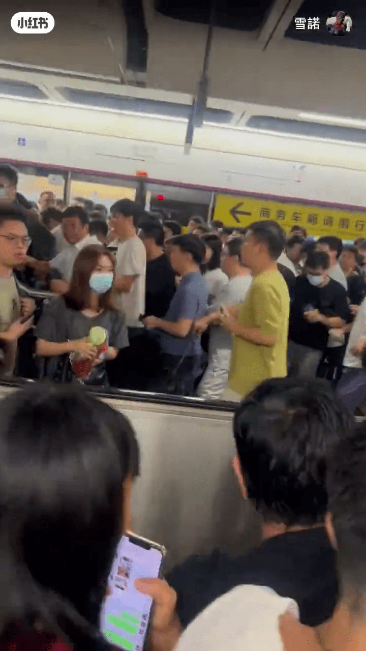 網傳影片,驚慌下乘客急步離開月台。 網傳影片,驚慌下乘客急步離開月台。