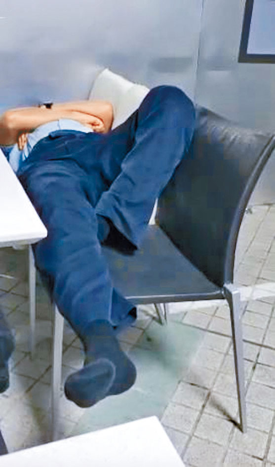 一名軍裝警當值期間「蛇王」被偷拍，片段在網上流傳。