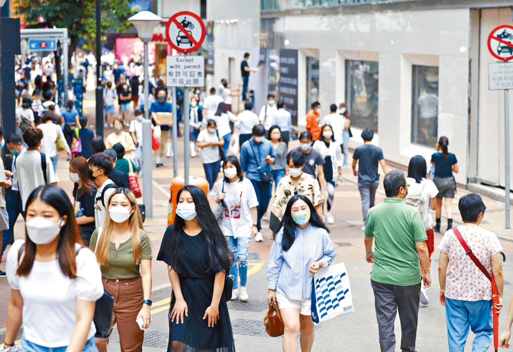 本港市民除了打針外，日常防疫措施亦做到足。