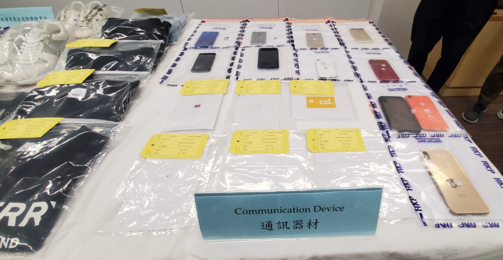 警方檢獲多部手機。