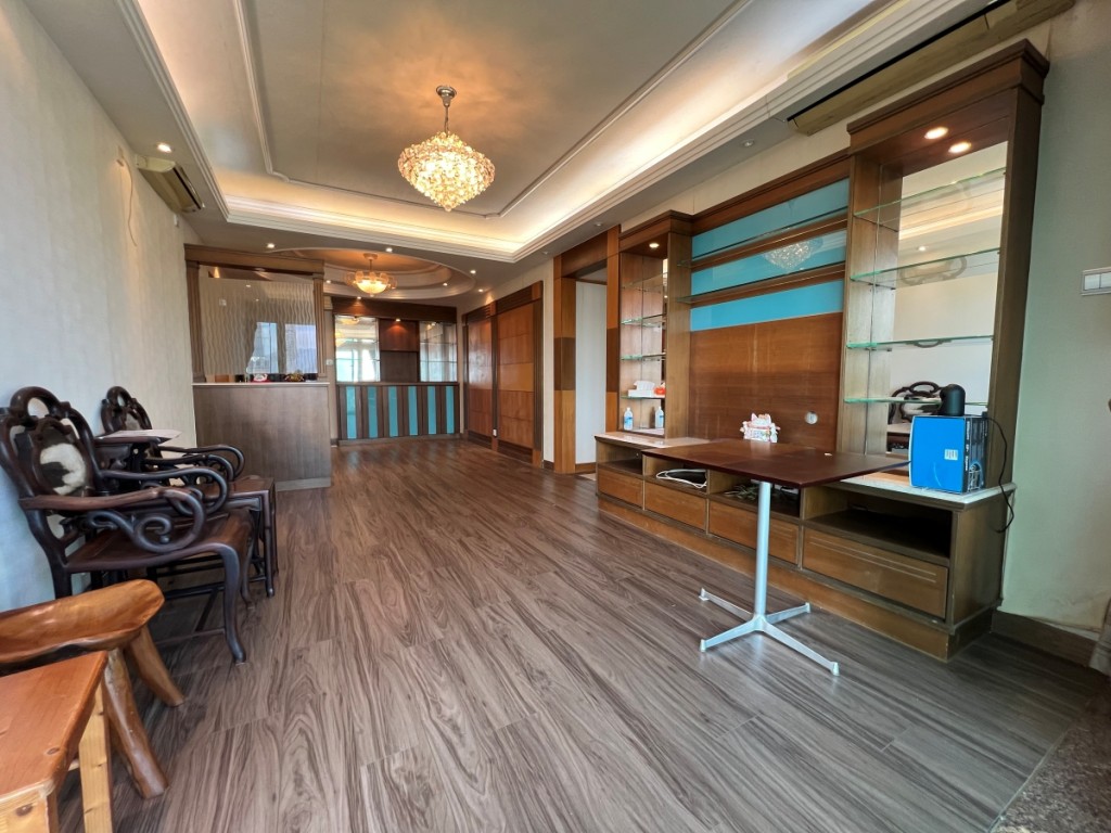 大廳寬敞闊落，裝潢高雅簇新。