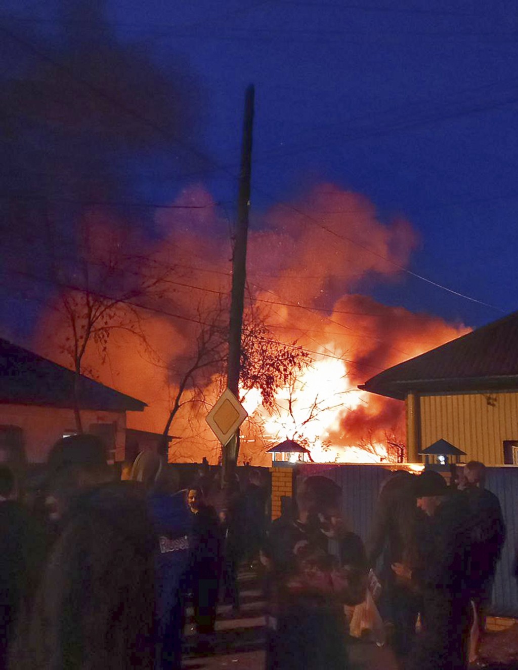 俄戰機墜入伊爾庫茨克住宅區後，引起火災。AP
