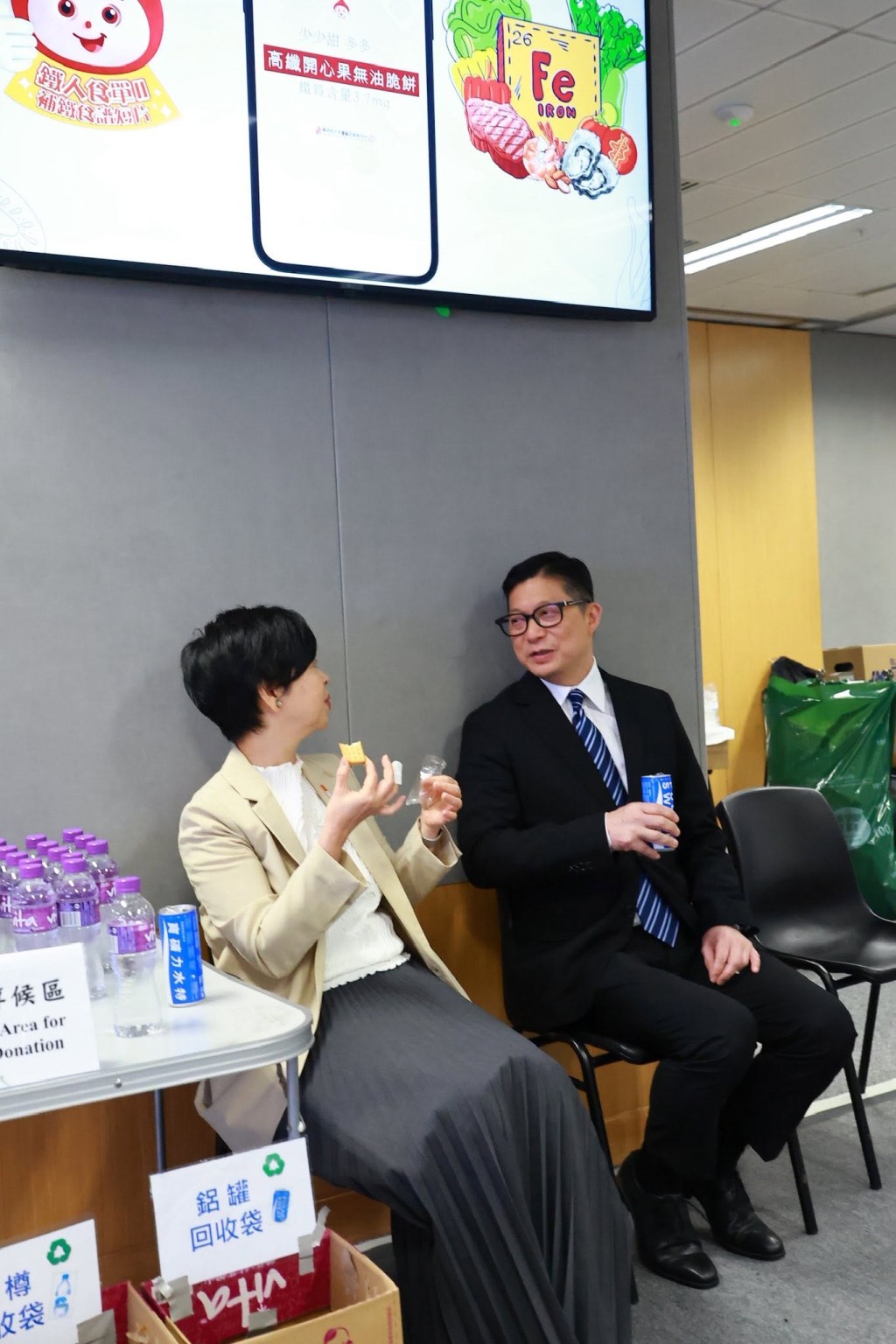 鄧炳強與房屋局局長何永賢到場捐血。鄧炳強FB