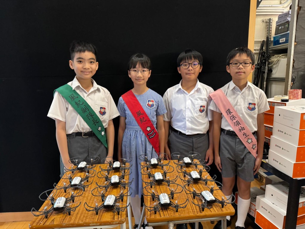 4位拔尖学生:6D殷正行、6C唐韵翘、6D黎匡恒、6E陈泓叡,在老师与专业人士指导下,利用iPad运用编程技术精准控制多架无人机的摆位、连接与飞行轨迹,呈现阵型变幻的无人机表演。(图片来源:Oh!爸妈) 4位拔尖学生:6D殷正行、6C唐韵翘、6D黎匡恒、6E陈泓叡,在老师与专业人士指导下,利用iPad运用编程技术精准控制多架无人机的摆位、连接与飞行轨迹,呈现阵型变幻的无人机表演。(图片来源:Oh!爸妈)