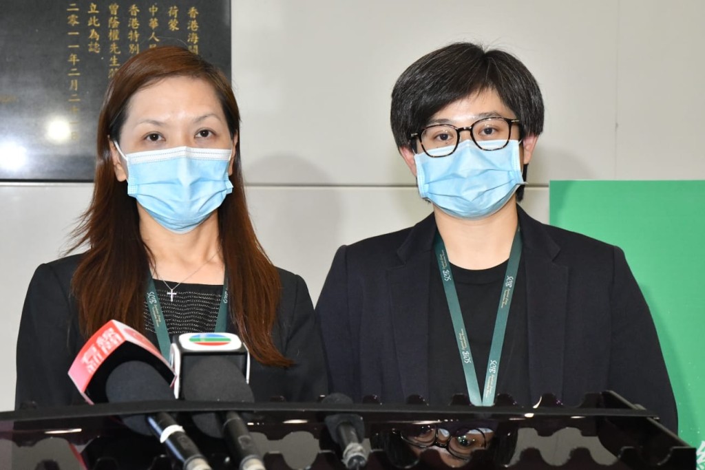 指揮官何美玲（左）表示疑犯透過銀行戶口收取貨款達4000次。