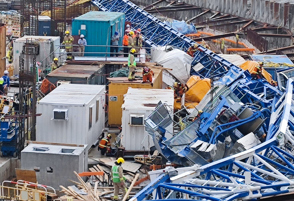 安達臣道近安泰邨一個地盤一部重達65噸的天秤塌下，壓住6個貨櫃。資料圖片