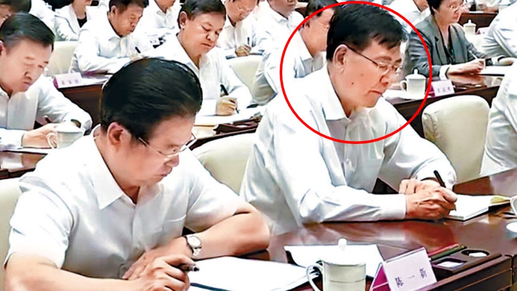 央視新聞聯播畫面所見，陳瑞峰（紅圈）與國家安全部部長陳一新比鄰而坐。