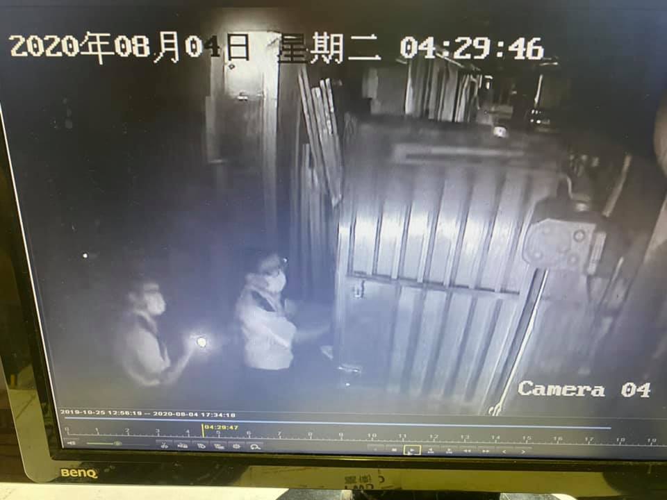有食店指控警員凌晨經後門闖入搜查店內。La Tessa圖片