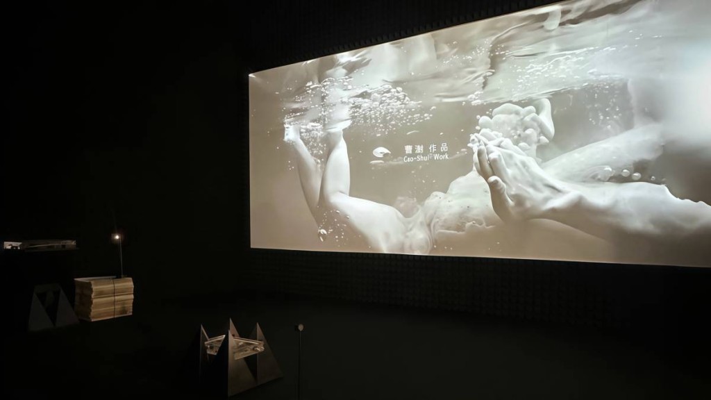 曹澍最新艺术项目参展香港巴塞尔，探讨摄影术、AI扩散模型技术与亡灵之间的隐秘关系。受访者提供