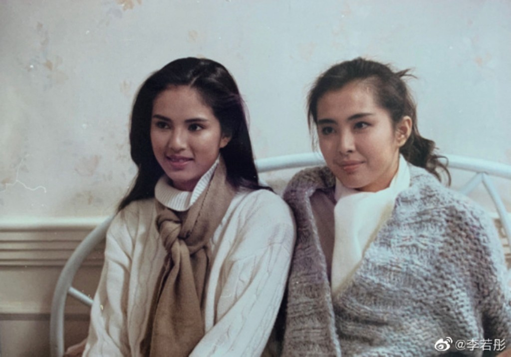 李若彤（左）1990年首次拍戲，在電影《浪漫殺手自由人》客串王祖賢的同學。