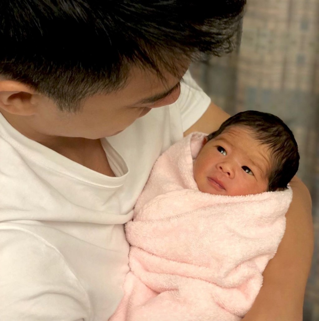 被抱緊嘅Jamie眼甘甘望住爸爸。