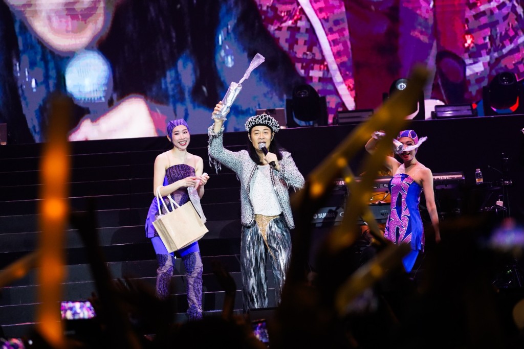 阿智大讚馬來西亞樂迷「誇啦啦」,深深被他們的熱情所打動。 阿智大讚馬來西亞樂迷「誇啦啦」,深深被他們的熱情所打動。