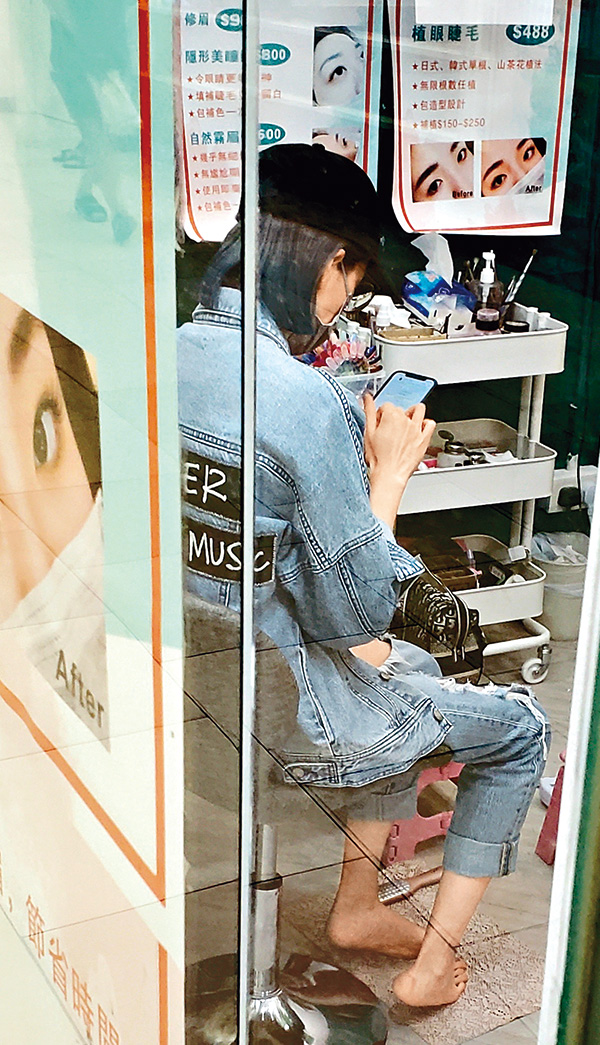 日前，《東周刊》獨家拍到，姚子羚到屋邨商場內的美容院扮靚；並相信她是該店的熟客，一入內即除鞋打出赤腳等修甲。