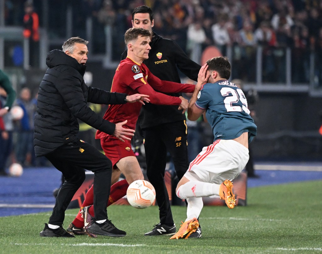 罗马有助教在场边因侵犯飞燕诺球员被红牌逐离场。Reuters